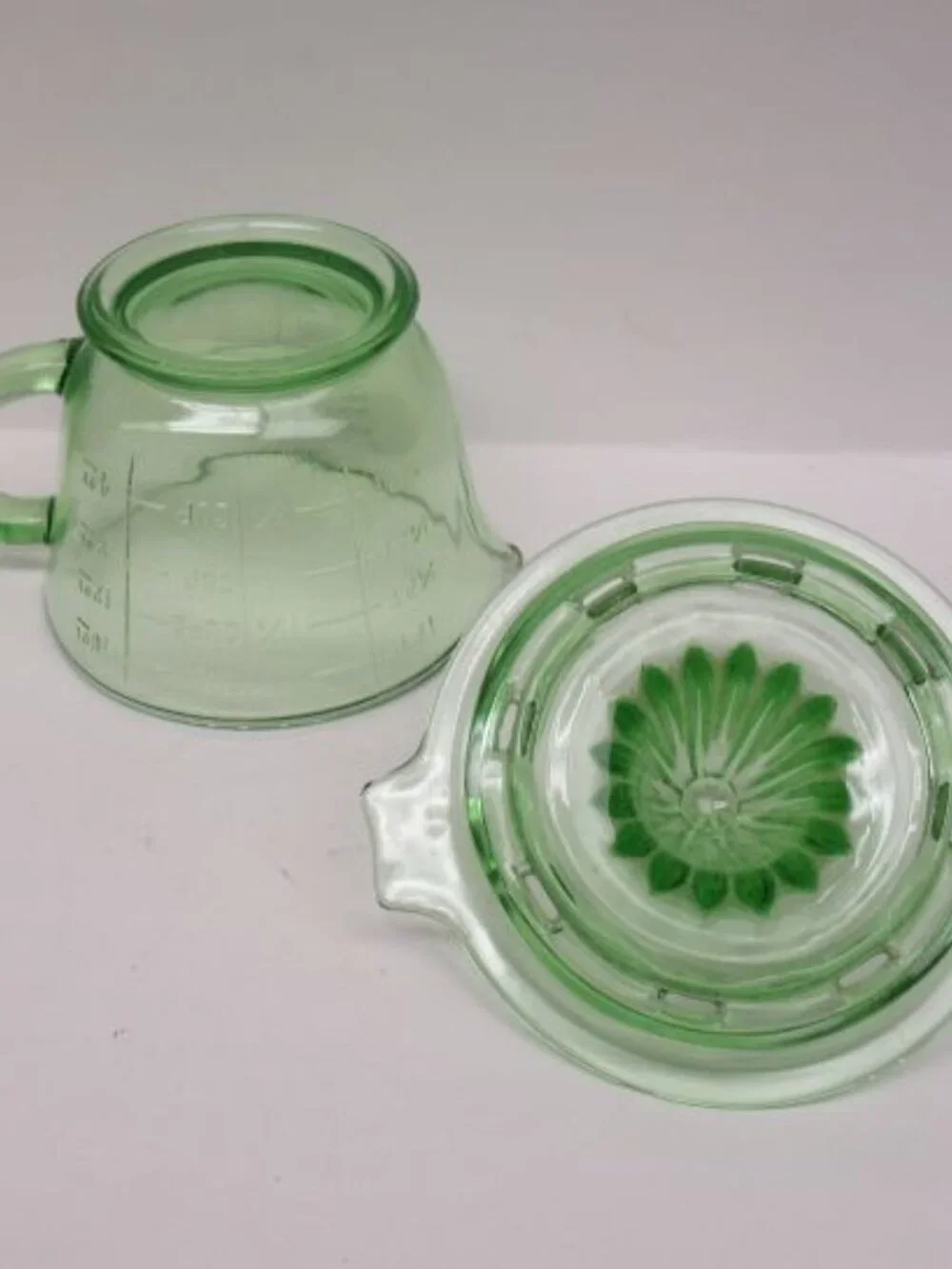 Vintage Depression Green Two-Piece REAMER JUICER with 2 Cup Measure - Picture 4 of 5